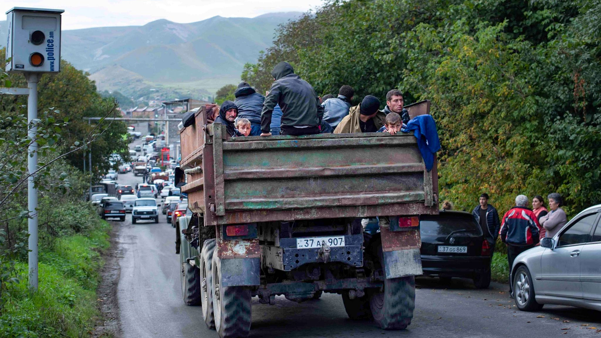Nach der Eroberung des Gebietes Berg-Karabach durch Aserbaidschan wächst die Zahl der nach Armenien flüchtenden Menschen. - Foto: Gayane Yenokyan/AP/dpa