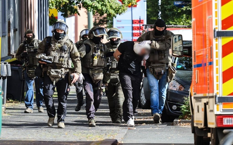 Spezialkräfte der Polizei führen den Verdächtigen ab. - Foto: Alex Talash/dpa