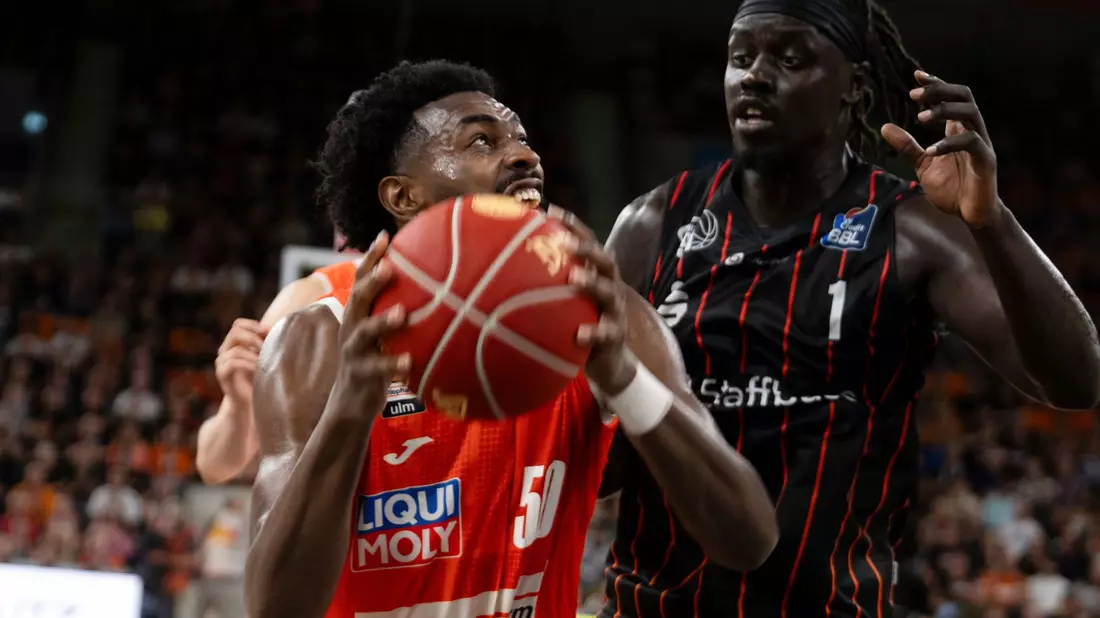 Ulms Trevion Williams (l) und Chemnitz Aher Uguak kämpfen um den Ball. - Bild: Stefan Puchner/dpa