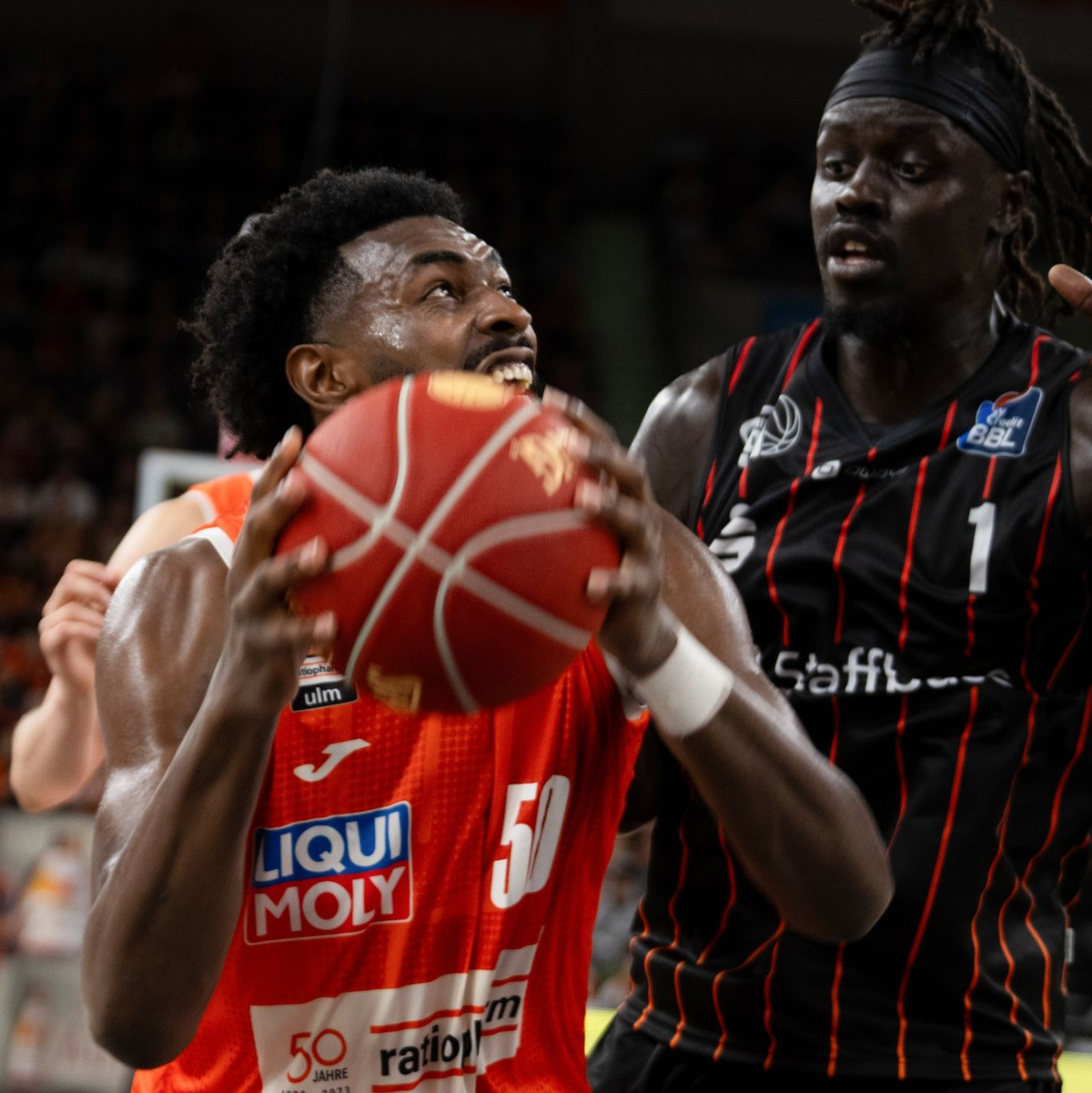 Ulms Trevion Williams (l) und Chemnitz Aher Uguak kämpfen um den Ball. - Foto: Stefan Puchner/dpa