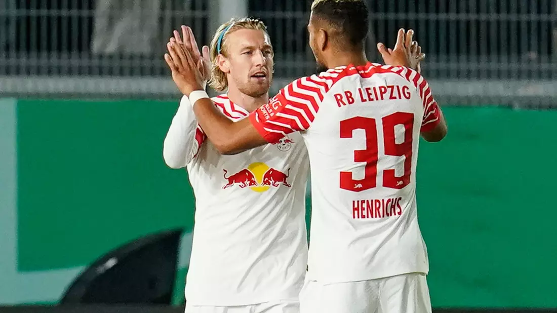 Emil Forsberg (l) erzielte den frühen Führungstreffer für Leipzig. - Bild: Uwe Anspach/dpa