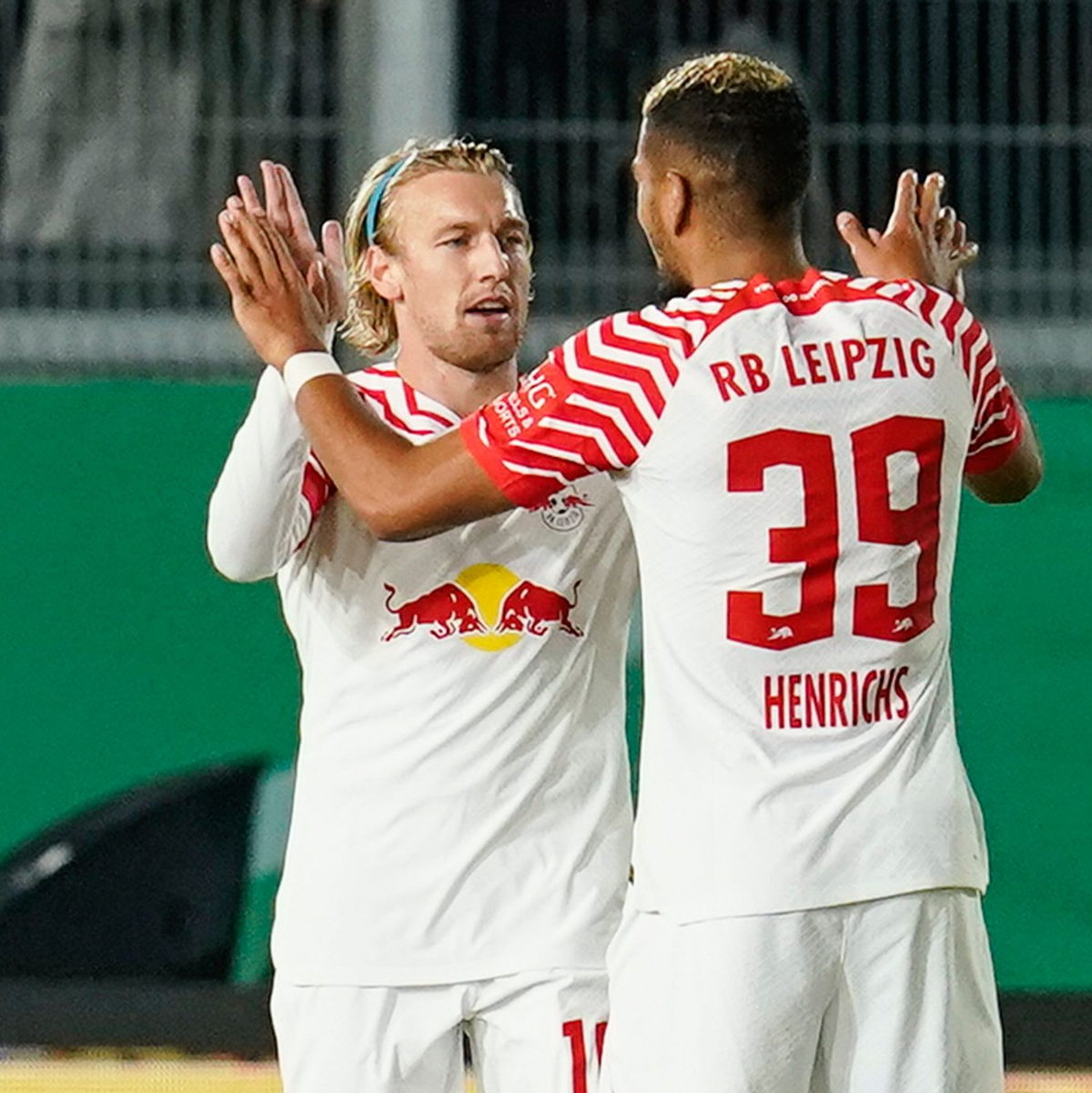 Emil Forsberg (l) erzielte den frühen Führungstreffer für Leipzig. - Foto: Uwe Anspach/dpa