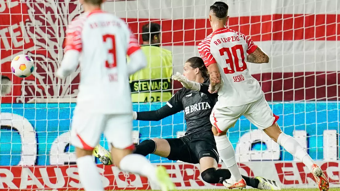 Benjamin Sesko (r) überwindet Wiesbadens Torwart Florian Stritzel zum 0:2. - Bild: Uwe Anspach/dpa