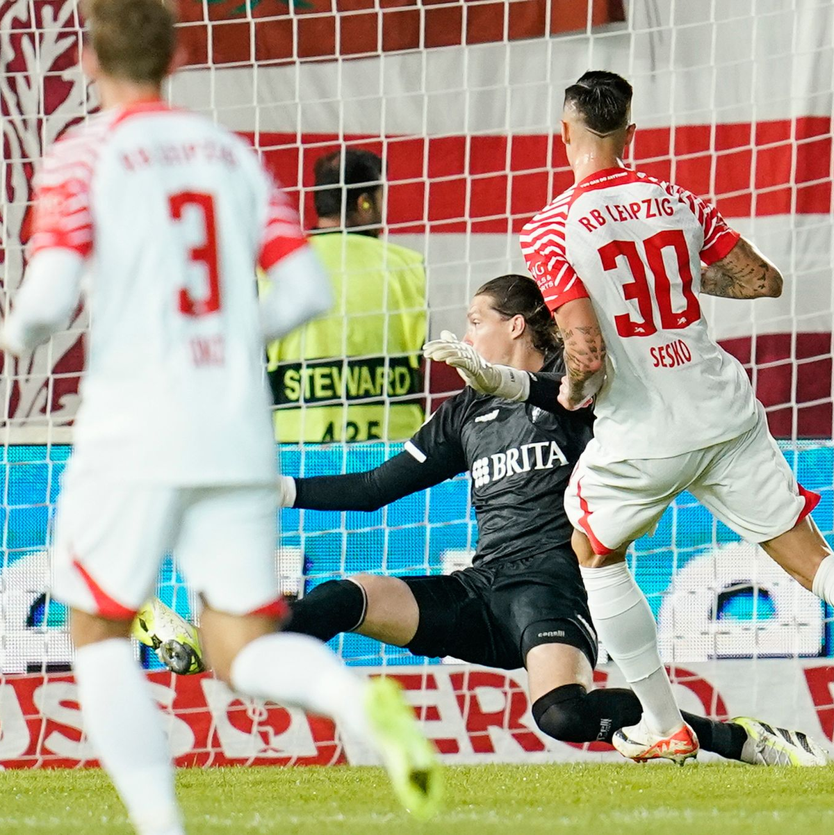 Benjamin Sesko (r) überwindet Wiesbadens Torwart Florian Stritzel zum 0:2. - Foto: Uwe Anspach/dpa