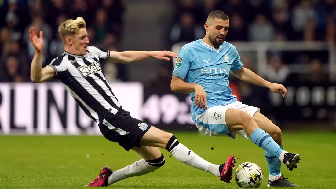 Mateo Kovacic (r) und Manchester City sind im Ligapokal an Newcastle United gescheitert. - Bild: Owen Humphreys/PA Wire/dpa