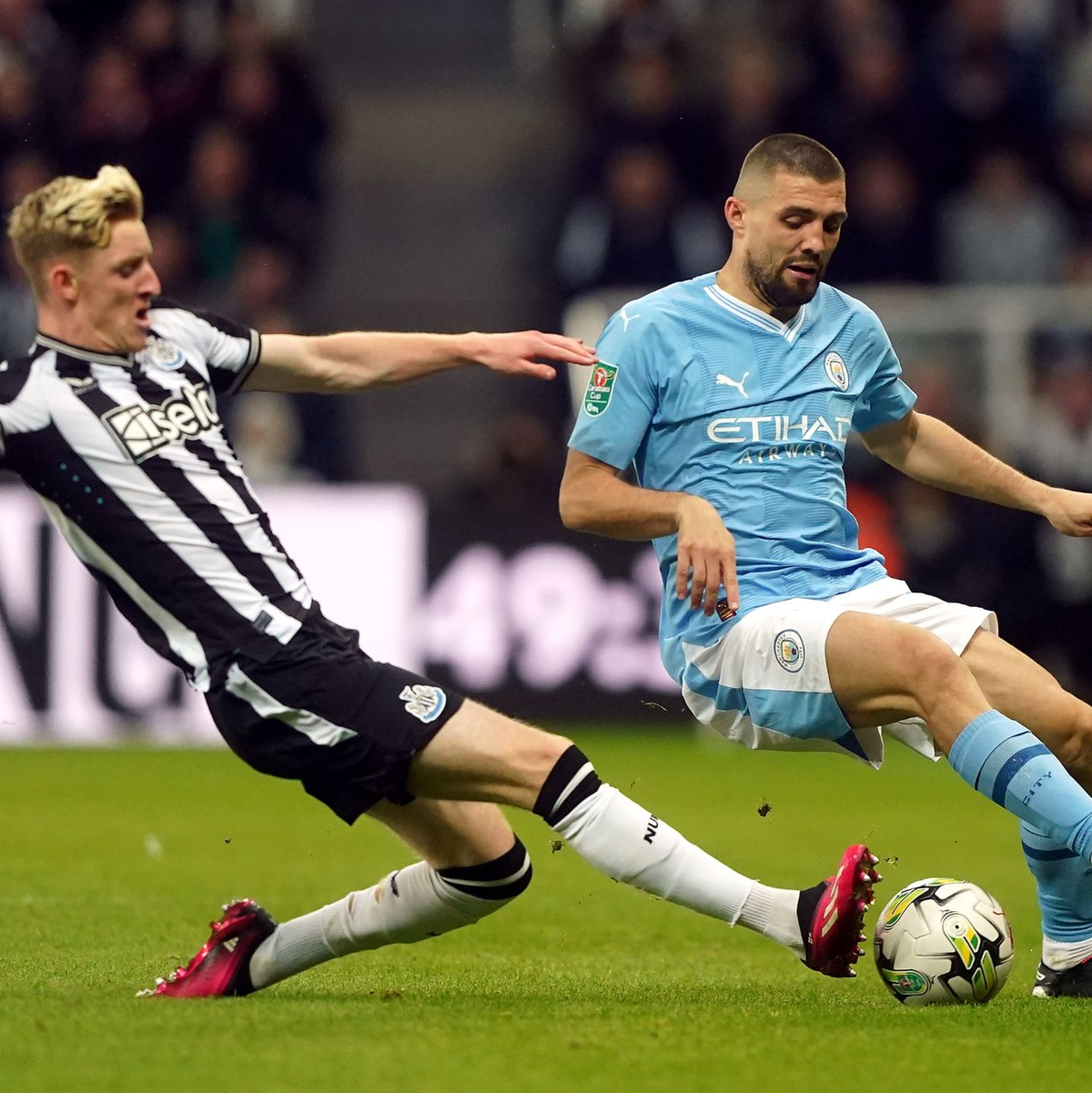 Mateo Kovacic (r) und Manchester City sind im Ligapokal an Newcastle United gescheitert. - Foto: Owen Humphreys/PA Wire/dpa