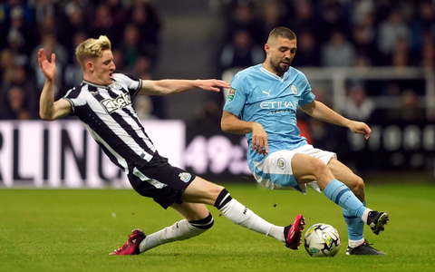 Mateo Kovacic (r) und Manchester City sind im Ligapokal an Newcastle United gescheitert. - Foto: Owen Humphreys/PA Wire/dpa