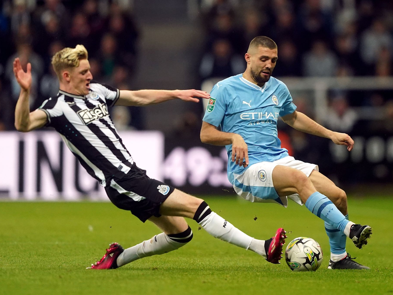 Mateo Kovacic (r) und Manchester City sind im Ligapokal an Newcastle United gescheitert. - Foto: Owen Humphreys/PA Wire/dpa