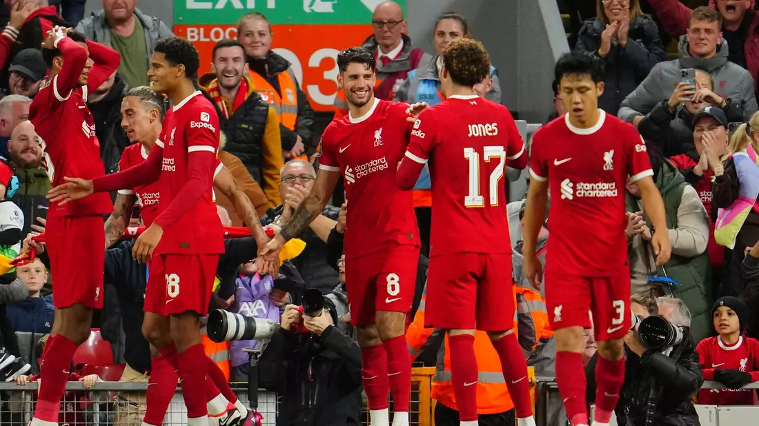Dominik Szoboszlai (M) und der FC Liverpool zogen in die nächste Runde des Ligapokals ein. - Bild: Jon Super/AP/dpa