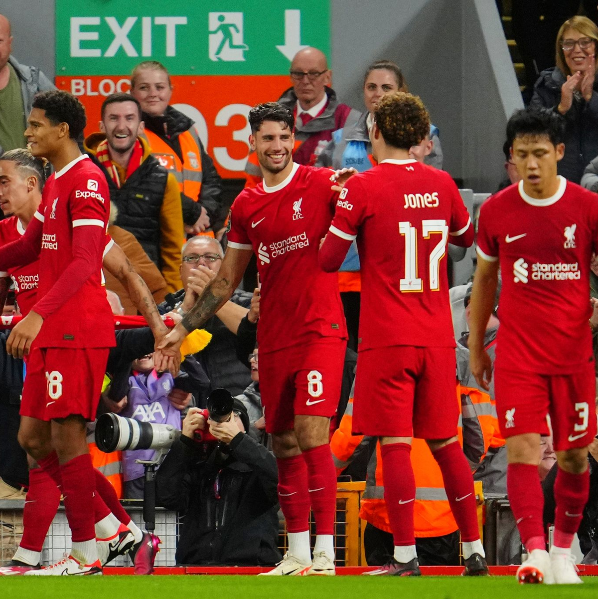 Dominik Szoboszlai (M) und der FC Liverpool zogen in die nächste Runde des Ligapokals ein. - Foto: Jon Super/AP/dpa