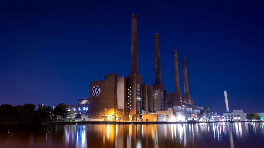 Im VW-Stammwerk in Wolfsburg sind die Mitarbeiter erneut in den Ausstand getreten. - Bild: Moritz Frankenberg/dpa