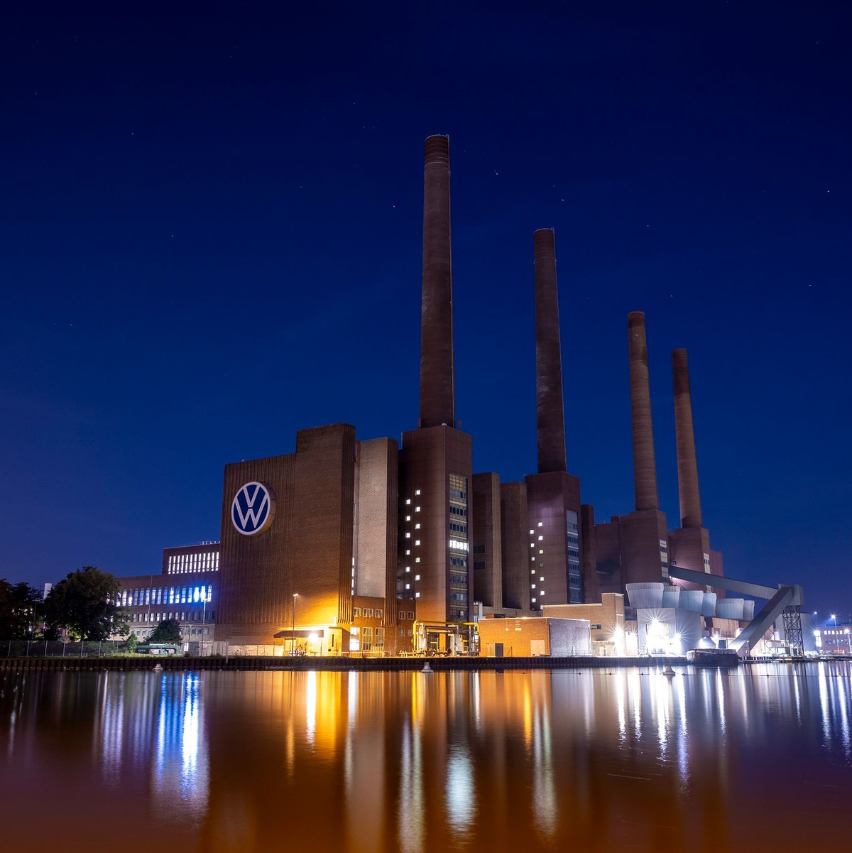 Bei Volkswagen betrug der Umsatz im vergangenen Jahr 324,7 Milliarden Euro.  (Archivfoto) - Foto: Moritz Frankenberg/dpa
