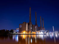 Der ID.7 (vorne) war sowohl im April als auch in den ersten vier Monaten des Jahres die Nummer eins auf dem deutschen Elektroautomarkt. (Archivbild) - Foto: Moritz Frankenberg/dpa