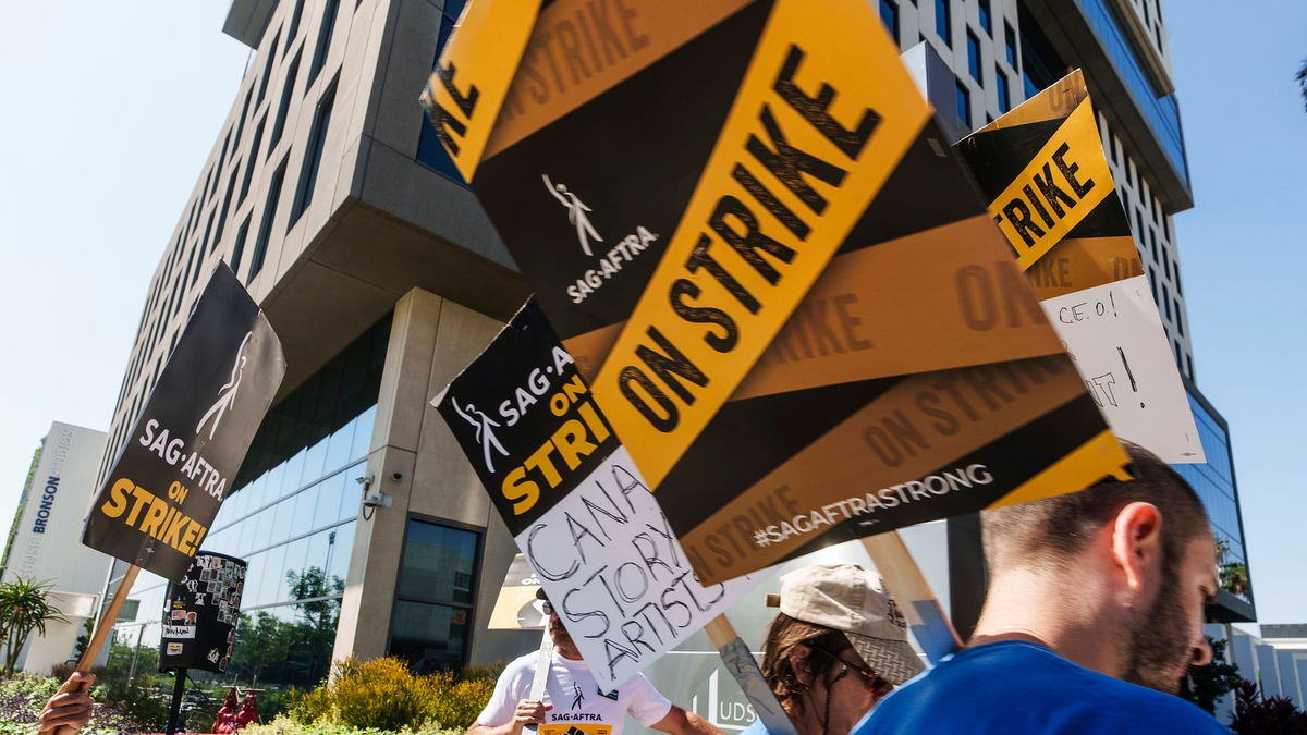 Schauspielerinnen und Schauspieler demonstrieren vor den Netflix-Studios in Los Angeles. - Foto: Damian Dovarganes/AP
