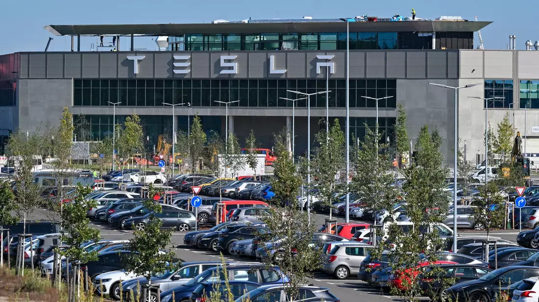 Mit den Neuzulassungen geht es bei Tesla steil bergab.  - Bild: Patrick Pleul/dpa