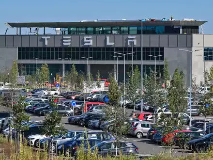 In Grünheide steht die einzige europäische Fabrik des Unternehmens von Milliardär Elon Musk. - Foto: Patrick Pleul/dpa