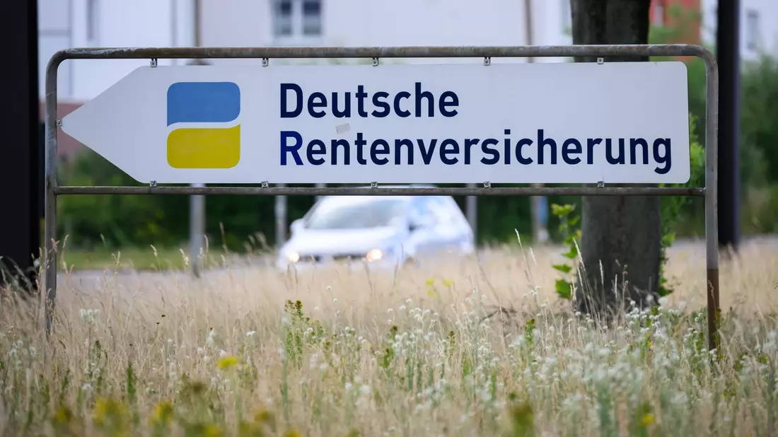 Ebenso wie für deutsche Staatsangehörige gilt auch für Ausländer in Deutschland: Nur wer einzahlt, bekommt im Alter Leistungen aus der Rentenversicherung. - Bild: Julian Stratenschulte/dpa