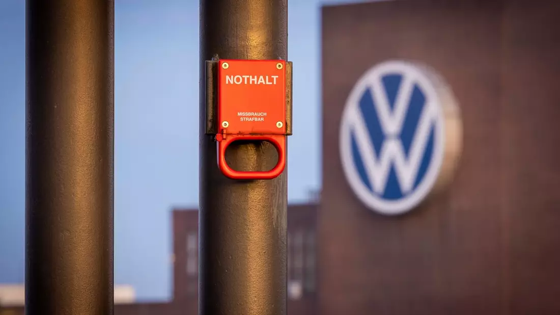 Volkswagen hat nach eigenen Angaben die IT-Störung behoben, die die Produktion in mehreren Werken lahmgelegt hatte. - Bild: Moritz Frankenberg/dpa