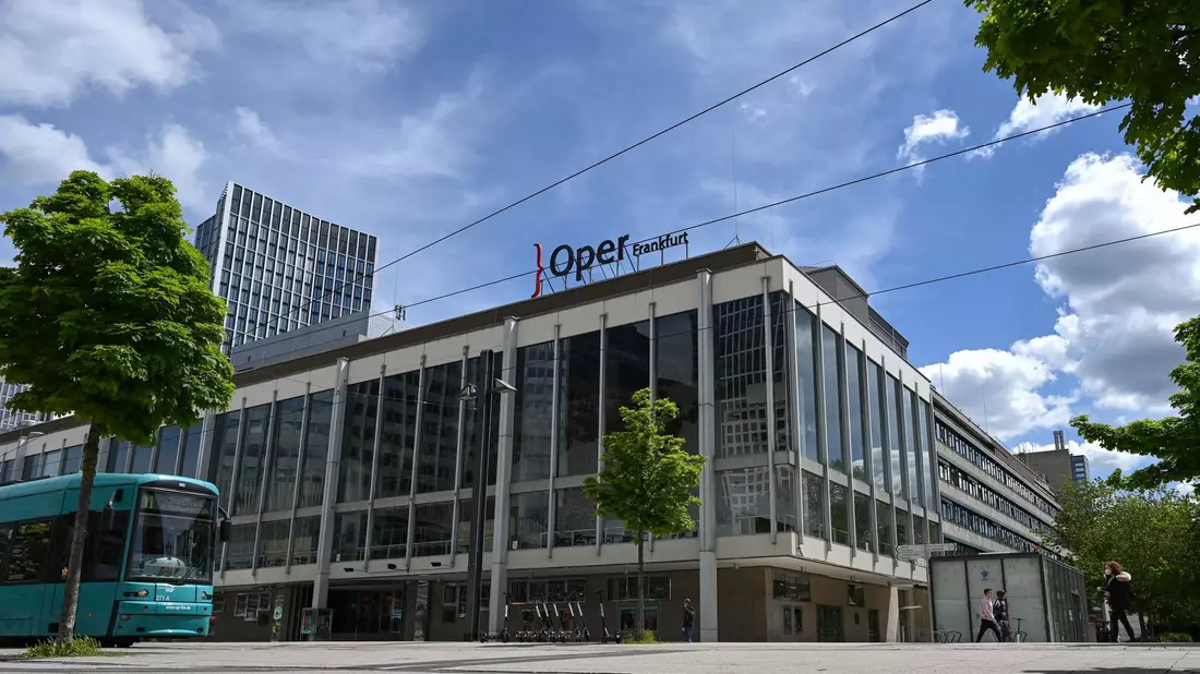 Erneut als «Opernhaus des Jahres» ausgezeichnet: die Oper Frankfurt. - Bild: Arne Dedert/dpa/Archiv