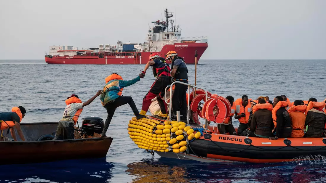 Seenotretter der europäischen Hilfsorganisation SOS Méditerranée retten schiffbrüchige Migranten. - Bild: Right Livelihood Foundation/dpa
