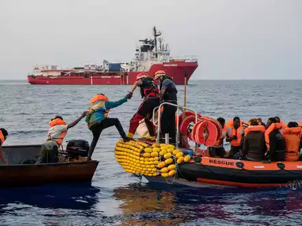 Seenotretter der europäischen Hilfsorganisation SOS Méditerranée retten schiffbrüchige Migranten. - Foto: Right Livelihood Foundation/dpa