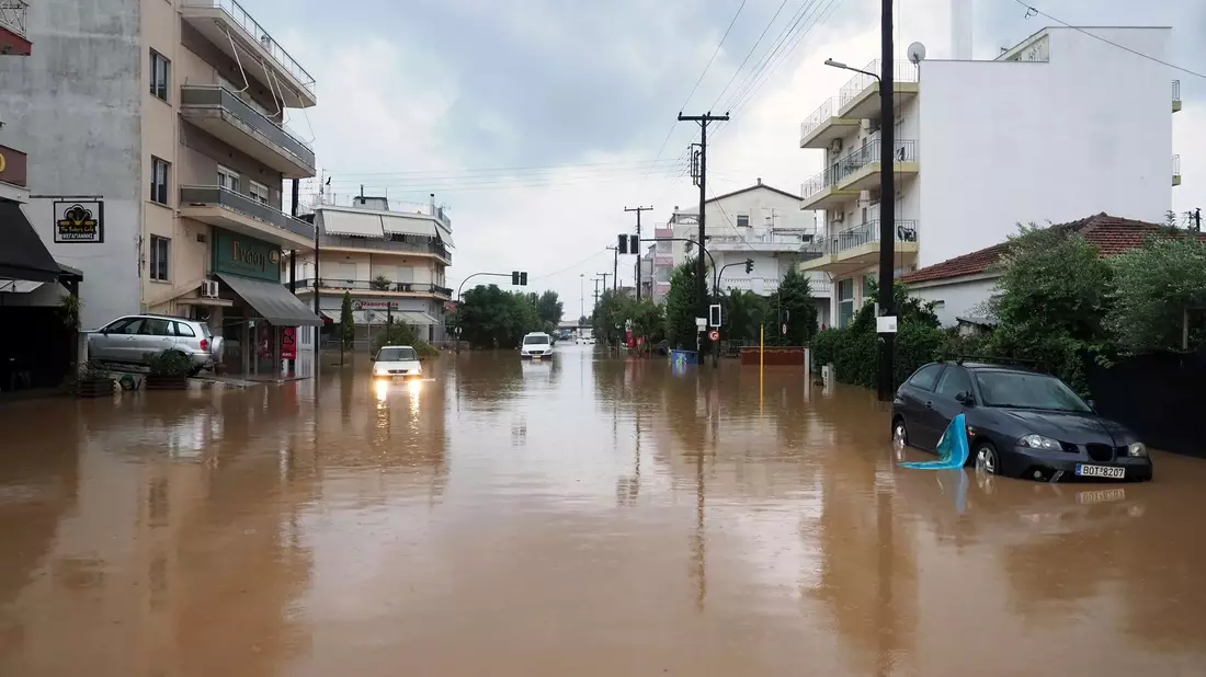 Erst Anfang September stand die griechische Hafenstadt Volos unter Wasser, wie dieses Bild zeigt. Nun gibt es erneut Überschwemmungen. - Bild: Thodoris Nikolaou/AP/dpa/Archiv