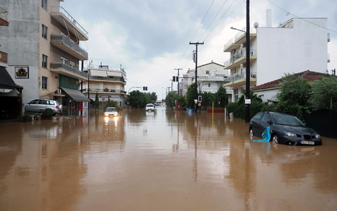 Erst Anfang September stand die griechische Hafenstadt Volos unter Wasser, wie dieses Bild zeigt. Nun gibt es erneut Überschwemmungen. - Foto: Thodoris Nikolaou/AP/dpa/Archiv