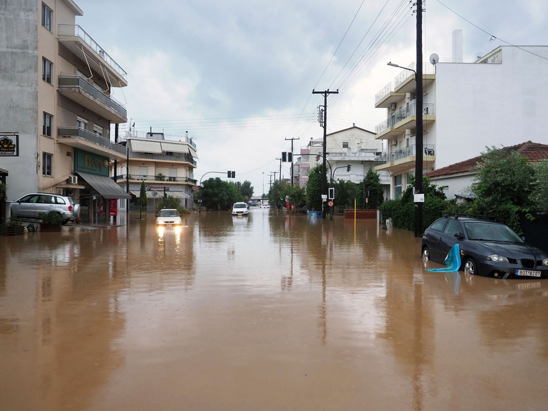Erst Anfang September stand die griechische Hafenstadt Volos unter Wasser, wie dieses Bild zeigt. Nun gibt es erneut Überschwemmungen. - Foto: Thodoris Nikolaou/AP/dpa/Archiv