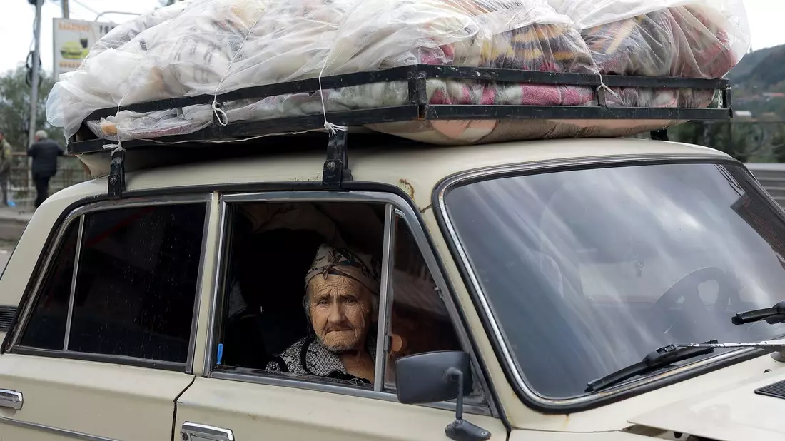 Ethnische Armenier aus Berg-Karabach und Beobachter der Europäischen Union fahren mit ihren Autos an einem Kontrollpunkt auf der Straße von Berg-Karabach nach Goris vorbei. - Bild: Vasily Krestyaninov/AP/dpa