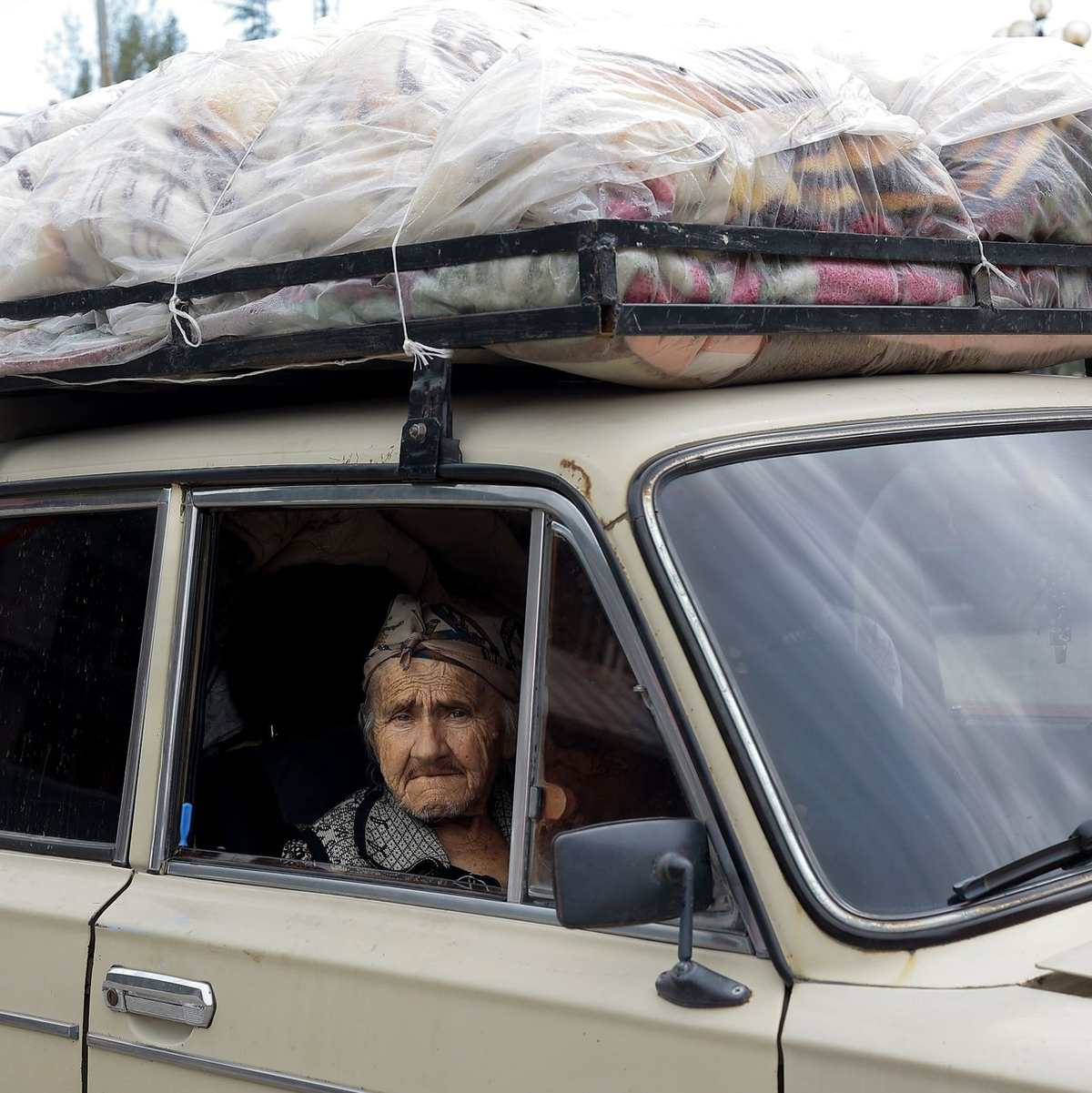 Ethnische Armenier aus Berg-Karabach und Beobachter der Europäischen Union fahren mit ihren Autos an einem Kontrollpunkt auf der Straße von Berg-Karabach nach Goris vorbei. - Foto: Vasily Krestyaninov/AP/dpa