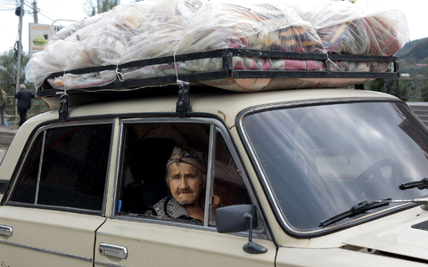 Ethnische Armenier aus Berg-Karabach und Beobachter der Europäischen Union fahren mit ihren Autos an einem Kontrollpunkt auf der Straße von Berg-Karabach nach Goris vorbei. - Foto: Vasily Krestyaninov/AP/dpa