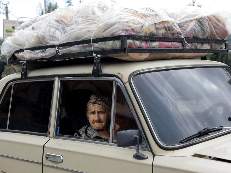 Ethnische Armenier aus Berg-Karabach und Beobachter der Europäischen Union fahren mit ihren Autos an einem Kontrollpunkt auf der Straße von Berg-Karabach nach Goris vorbei. - Foto: Vasily Krestyaninov/AP/dpa