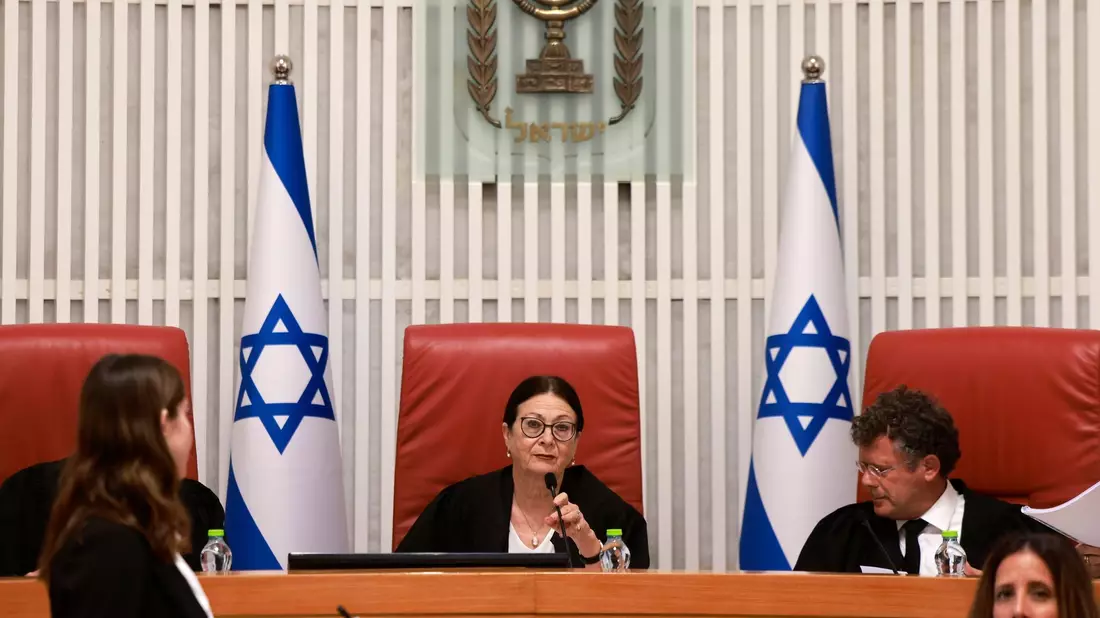 Zehn weitere Richter nahmen neben der obersten Richterin Esther Chajut (M) in Jerusalem an den Beratungen zum Amtsenthebungsgesetz teil. - Bild: Menahem Kahana/Pool AFP/AP/dpa