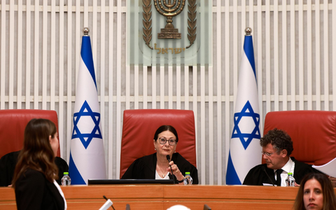 Zehn weitere Richter nahmen neben der obersten Richterin Esther Chajut (M) in Jerusalem an den Beratungen zum Amtsenthebungsgesetz teil. - Foto: Menahem Kahana/Pool AFP/AP/dpa