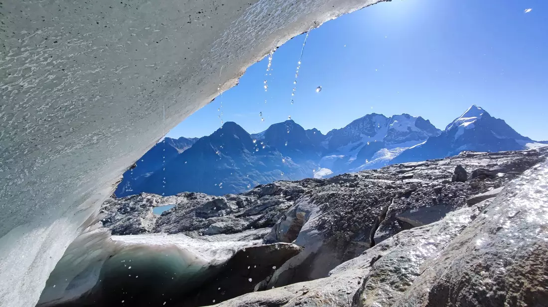 Selbst Mitte September schmilzt das Eis des Vadret dal Murtèl auf einer Höhe von 3100 Meter am Fuße des Piz Bernina rapide. - Bild: M. Huss/SCNAT/dpa