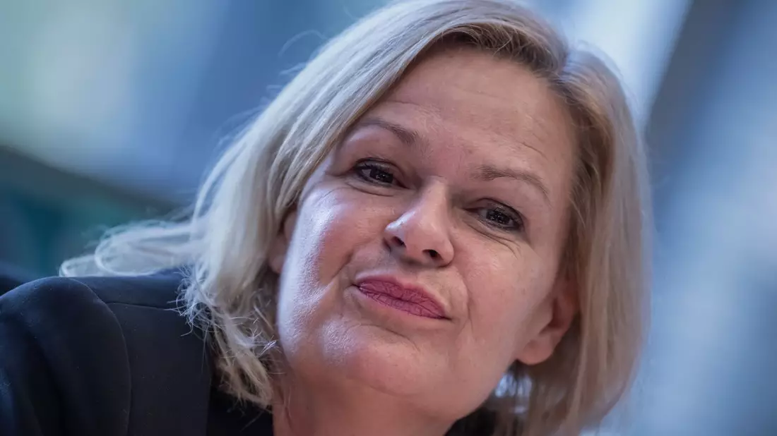 Laut Innenministerin Nancy Faeser (SPD) will die Bundesregierung den Weg für den strittigen Teil der EU-Asylreform ebnen. - Bild: Michael Kappeler/dpa