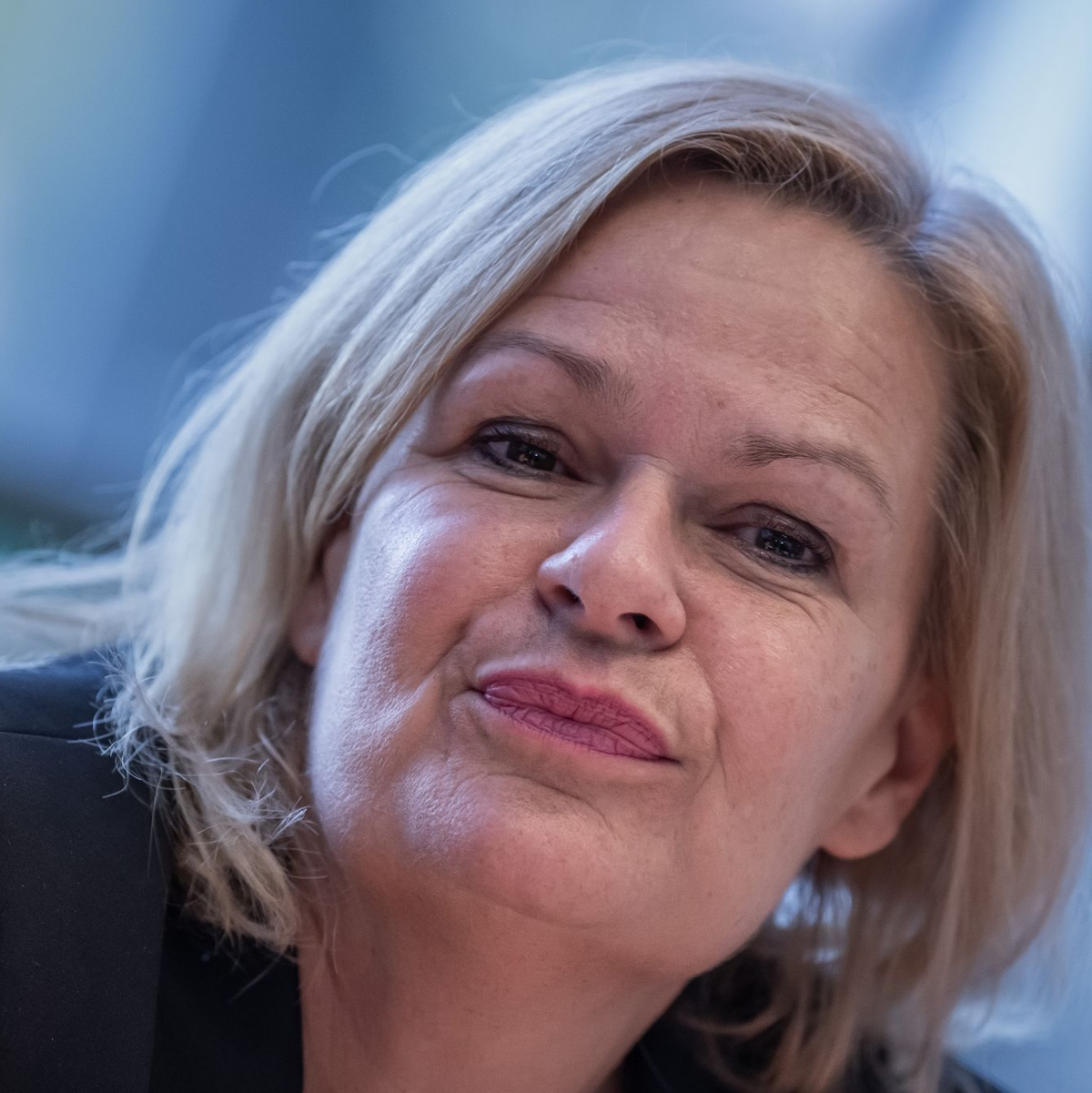 Laut Innenministerin Nancy Faeser (SPD) will die Bundesregierung den Weg für den strittigen Teil der EU-Asylreform ebnen. - Foto: Michael Kappeler/dpa