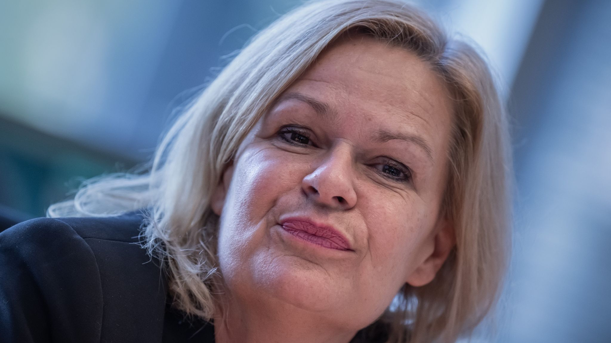 Laut Innenministerin Nancy Faeser (SPD) will die Bundesregierung den Weg für den strittigen Teil der EU-Asylreform ebnen. - Foto: Michael Kappeler/dpa