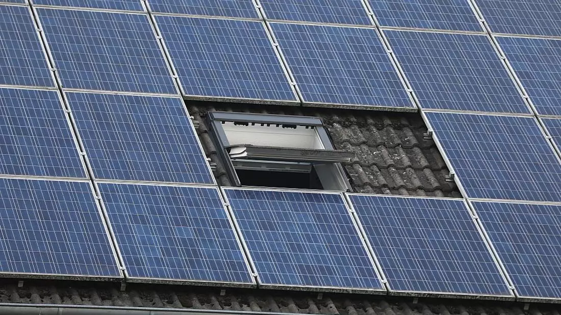 Solarzellen auf einem Dach (Archiv) - Bild: ?ber dts Nachrichtenagentur
