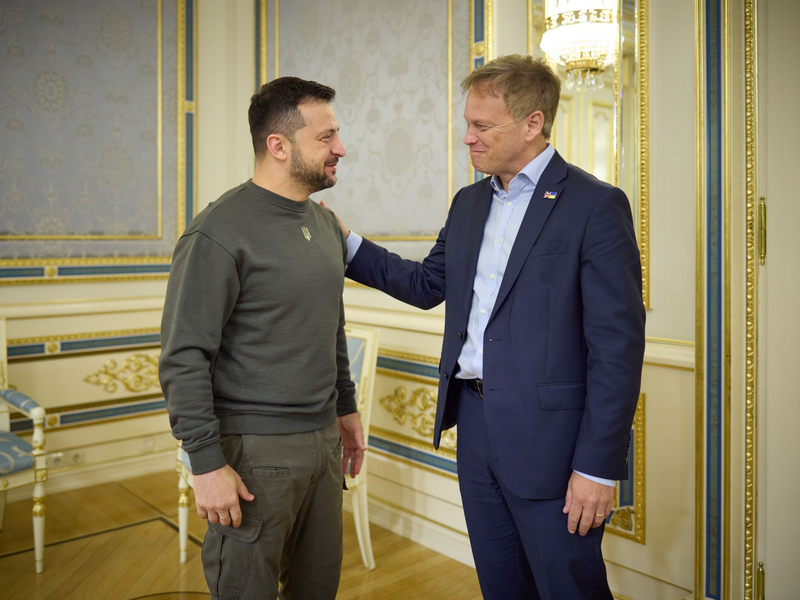 Der ukrainische Präsident Wolodymyr Selenskyj empfängt den britischen Verteidigungsminister Grant Shapps in Kiew. - Foto: Ukrainian Presidential Press Office/PA Media/dpa