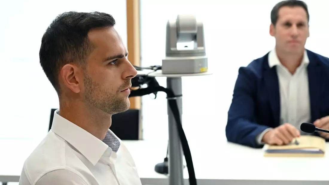 Marius Gersbeck (l) und Anwalt Markus Hausegger (r) vor Beginn des Prozesses. - Bild: Barbara Gindl/APA/dpa