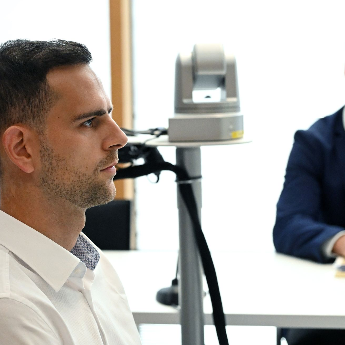 Marius Gersbeck (l) und Anwalt Markus Hausegger (r) vor Beginn des Prozesses. - Foto: Barbara Gindl/APA/dpa