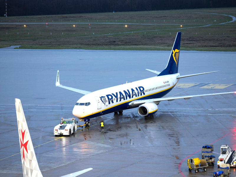 Ryanair rechnet damit, dass in diesem Herbst nur 14 statt wie erhofft 27 neue Flugzeuge ausgeliefert werden. - Foto: Thomas Banneyer/dpa