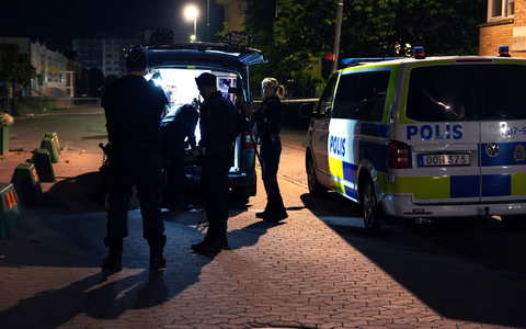 Die Polizei ermittelt am Tatort, nachdem in den frühen Morgenstunden südlich von Stockholm, ein Mann erschossen und eine weitere Person verletzt worden ist. - Foto: Nils Petter Nilsson/TT News Agency/AP/dpa