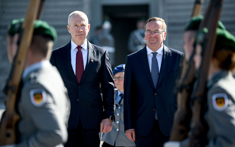 Bundesverteidigungsminister Boris Pistorius und sein israelischer Amtskollege Joav Galant haben eine Raketenabwehr-Vereinbarung unterzeichnet. - Foto: Britta Pedersen/dpa