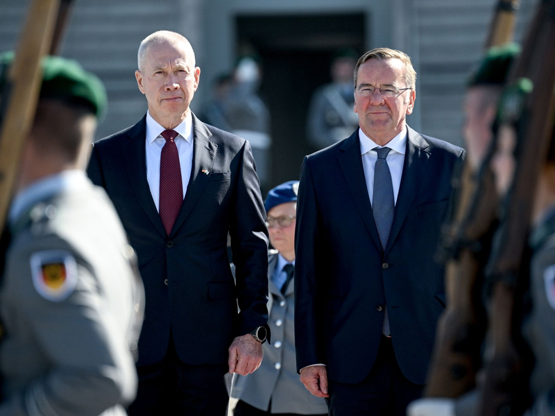 Bundesverteidigungsminister Boris Pistorius und sein israelischer Amtskollege Joav Galant haben eine Raketenabwehr-Vereinbarung unterzeichnet. - Foto: Britta Pedersen/dpa