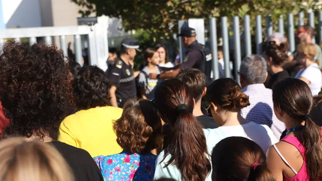 Eltern und Verwandte der Schüler stehen nach dem Angriff vor der Schule in Jerez de la Frontera. - Bild: Nacho Frade/EUROPA PRESS/dpa
