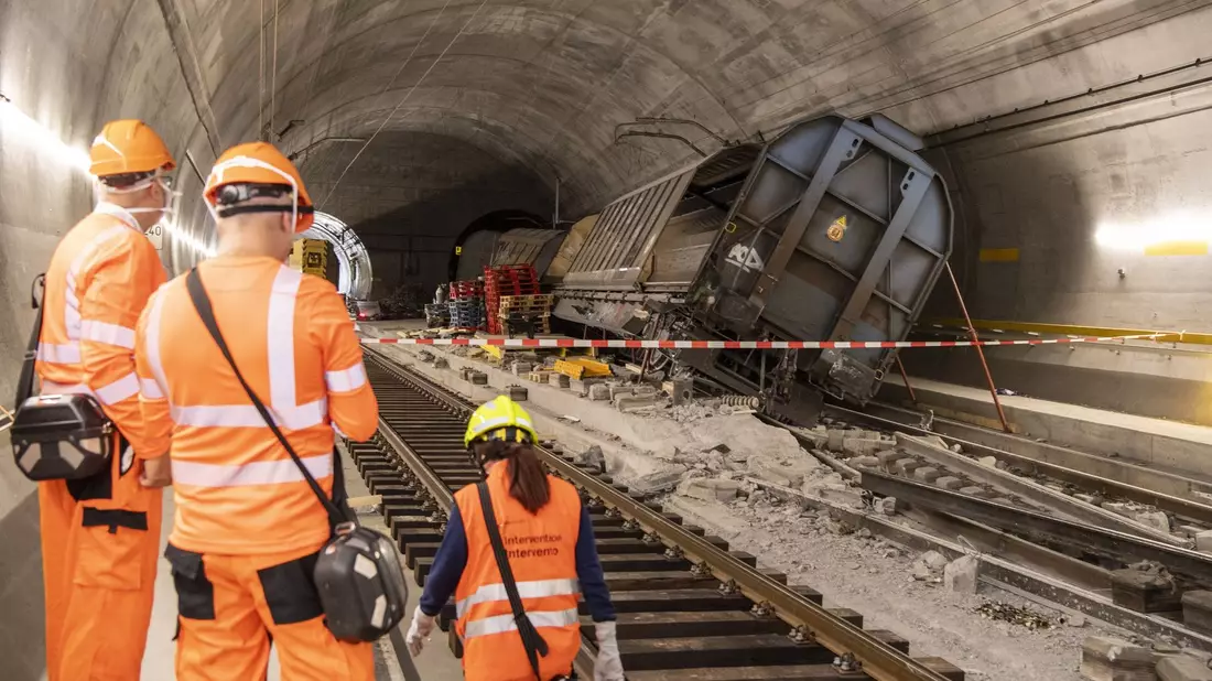 Verunglückte Güterwagen stehen Anfang September am Unfallort im Gotthard-Basistunnel. - Bild: Urs Flueeler/KEYSTONE/dpa
