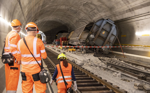 Verunglückte Güterwagen stehen Anfang September am Unfallort im Gotthard-Basistunnel. - Foto: Urs Flueeler/KEYSTONE/dpa Verunglückte Güterwagen stehen Anfang September am Unfallort im Gotthard-Basistunnel. - Foto: Urs Flueeler/KEYSTONE/dpa