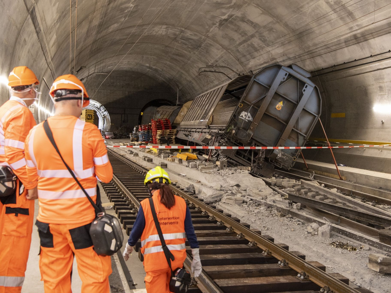Verunglückte Güterwagen stehen Anfang September am Unfallort im Gotthard-Basistunnel. - Foto: Urs Flueeler/KEYSTONE/dpa
